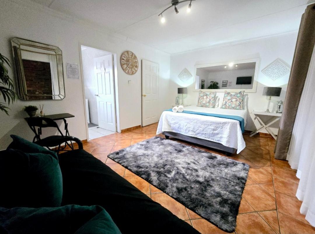 Zhantique Guest House 1- Unit 5 Боксбург Екстериор снимка