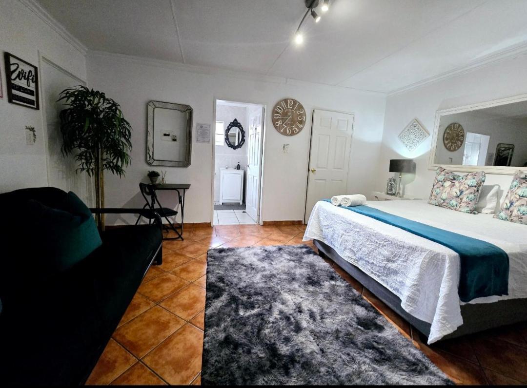 Zhantique Guest House 1- Unit 5 Боксбург Екстериор снимка