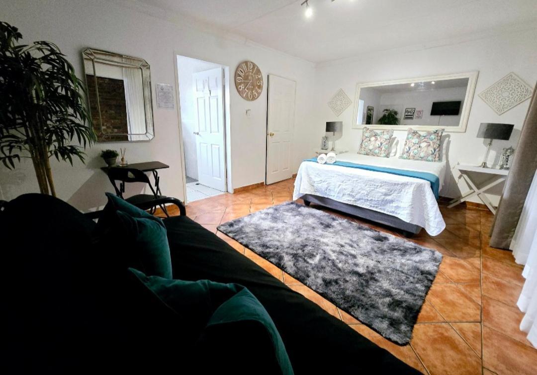 Zhantique Guest House 1- Unit 5 Боксбург Екстериор снимка