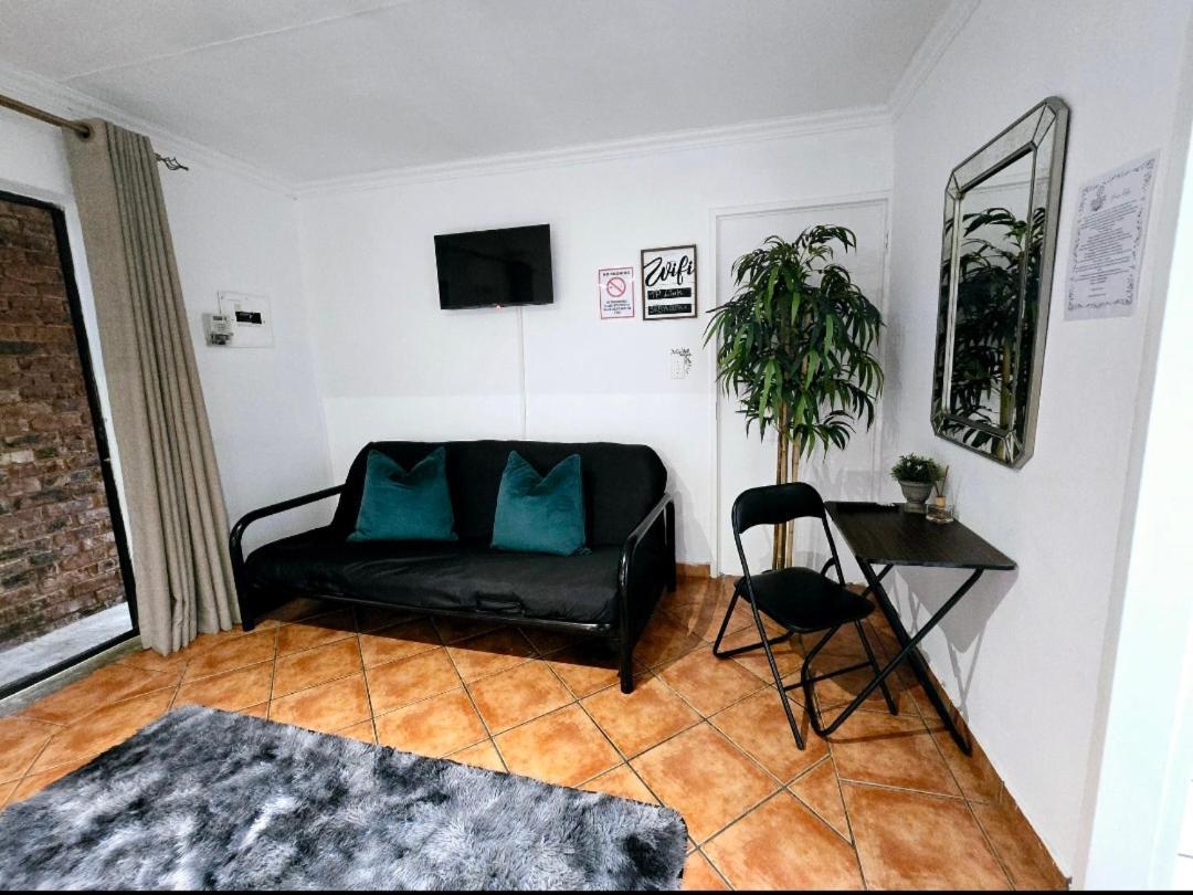 Zhantique Guest House 1- Unit 5 Боксбург Екстериор снимка